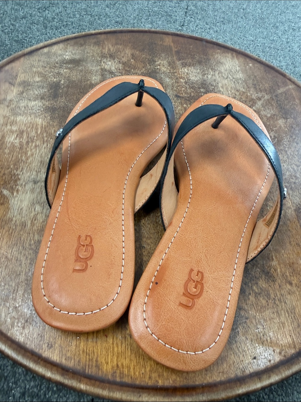UGG Sandals Wm 8 Carey Black Leather Thong Flip Flops Summer Vacation - Picture 9 of 12